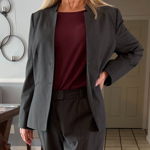Tahari ASL Suit, pinstriped - Size 16 - Picture 1 of 7
